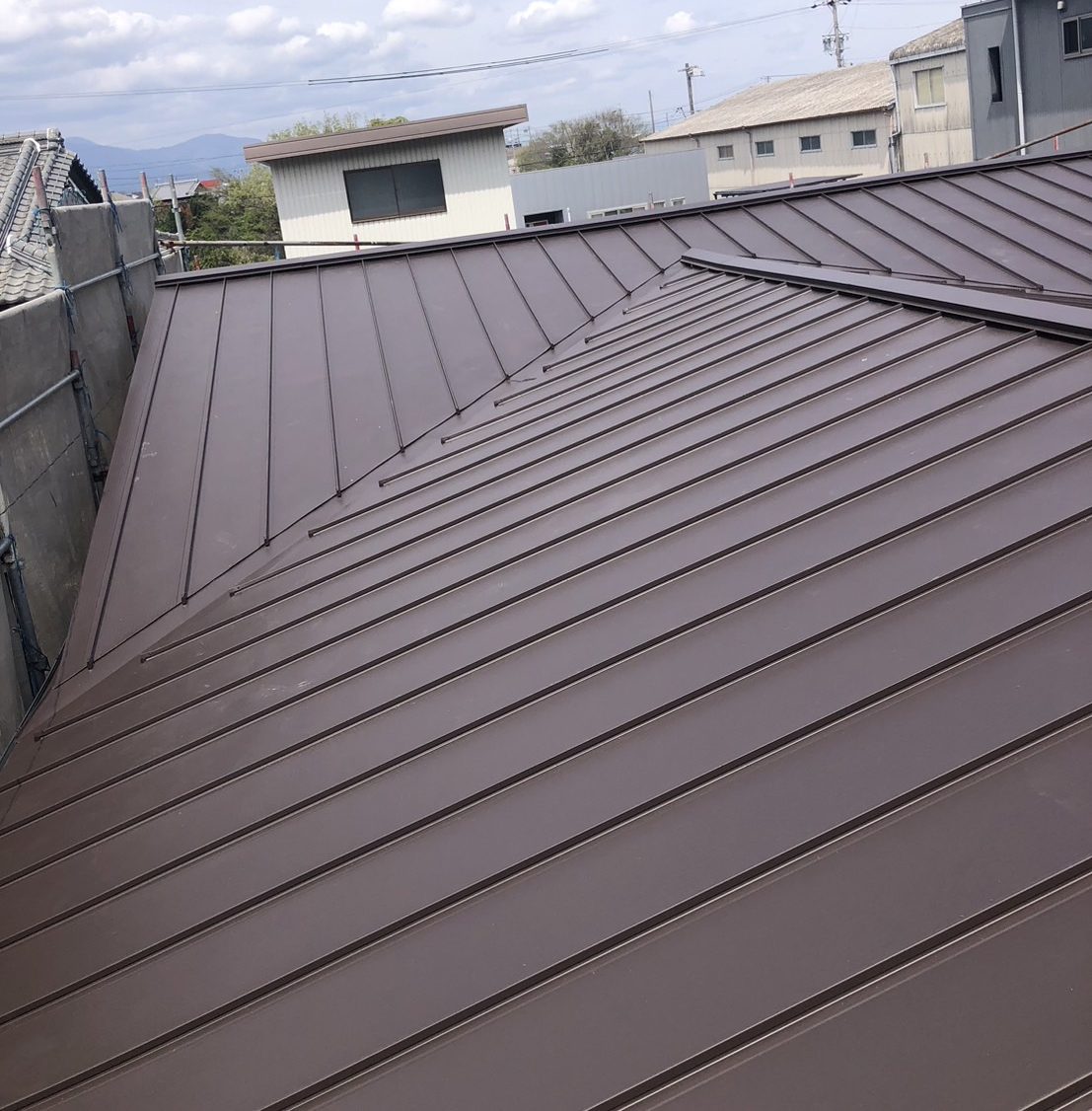 亀山市のセキスイかわらUの平屋、タテヒラ板金に葺き替え完工