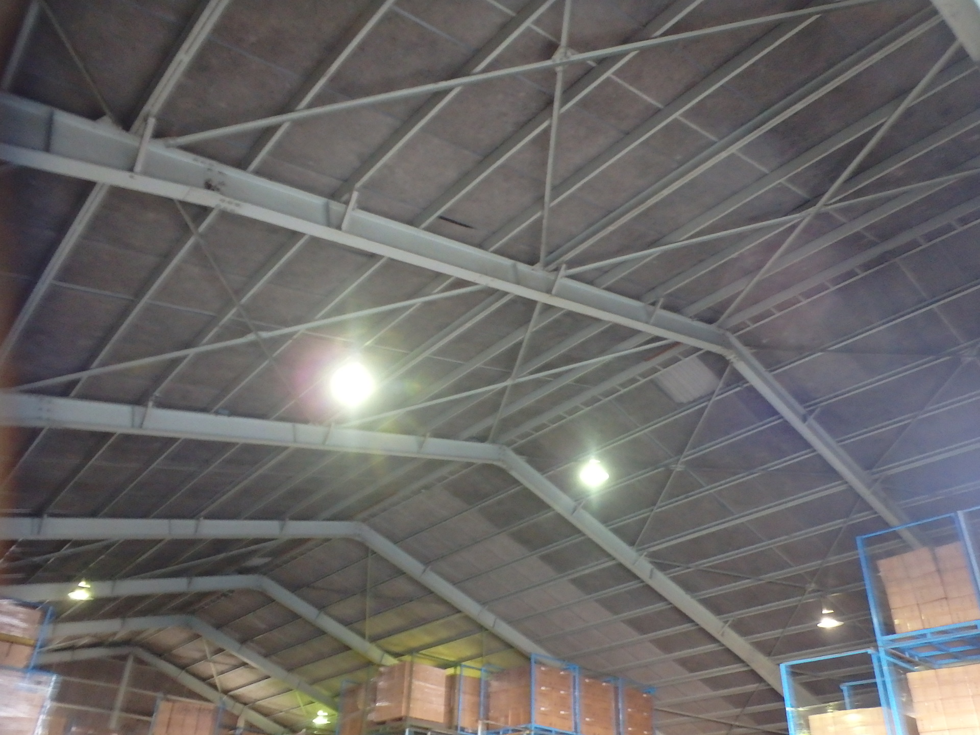 川越町の倉庫、スレート屋根劣の室内天井状況