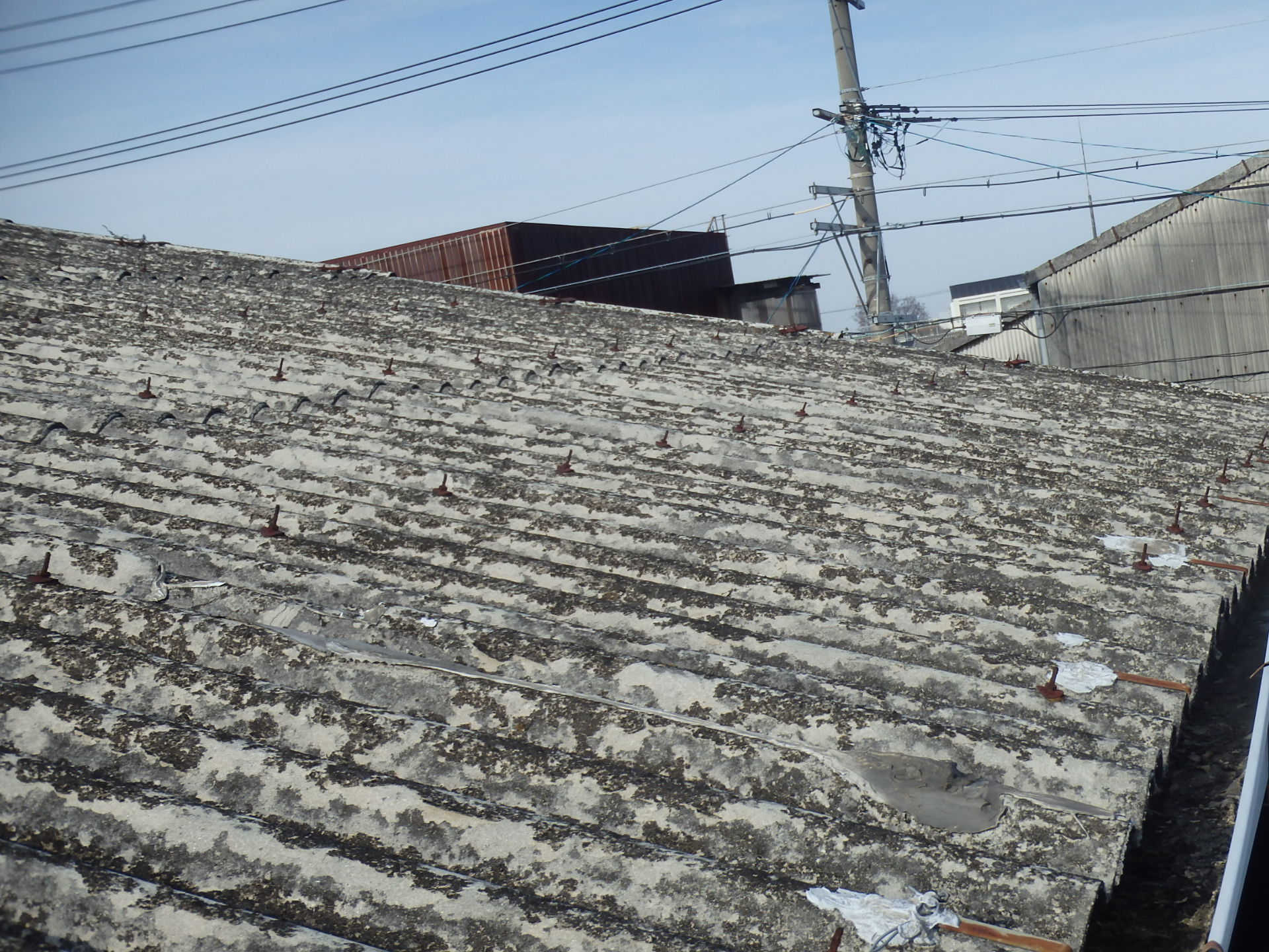 川越町の倉庫、スレート屋根劣化状況