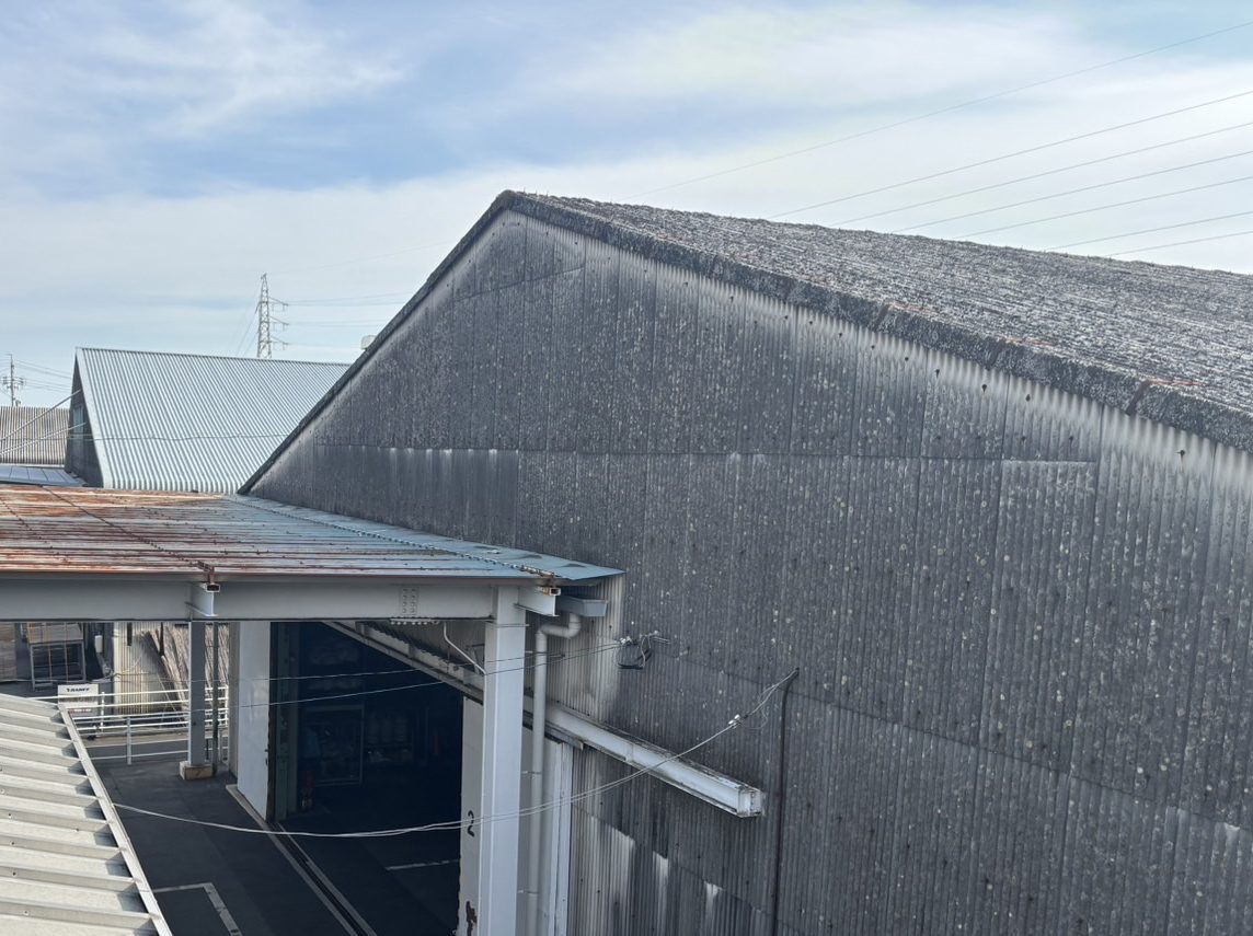 川越町の倉庫、スレートの壁と屋根劣化状況