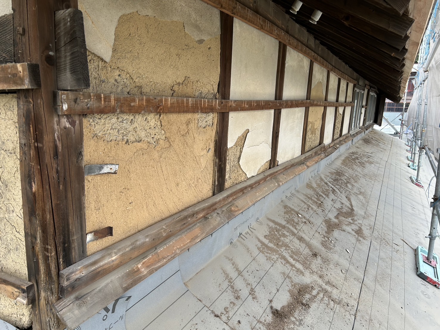 四日市市広末町の古い日本家屋、中二階のトタン外壁を剥がした状況