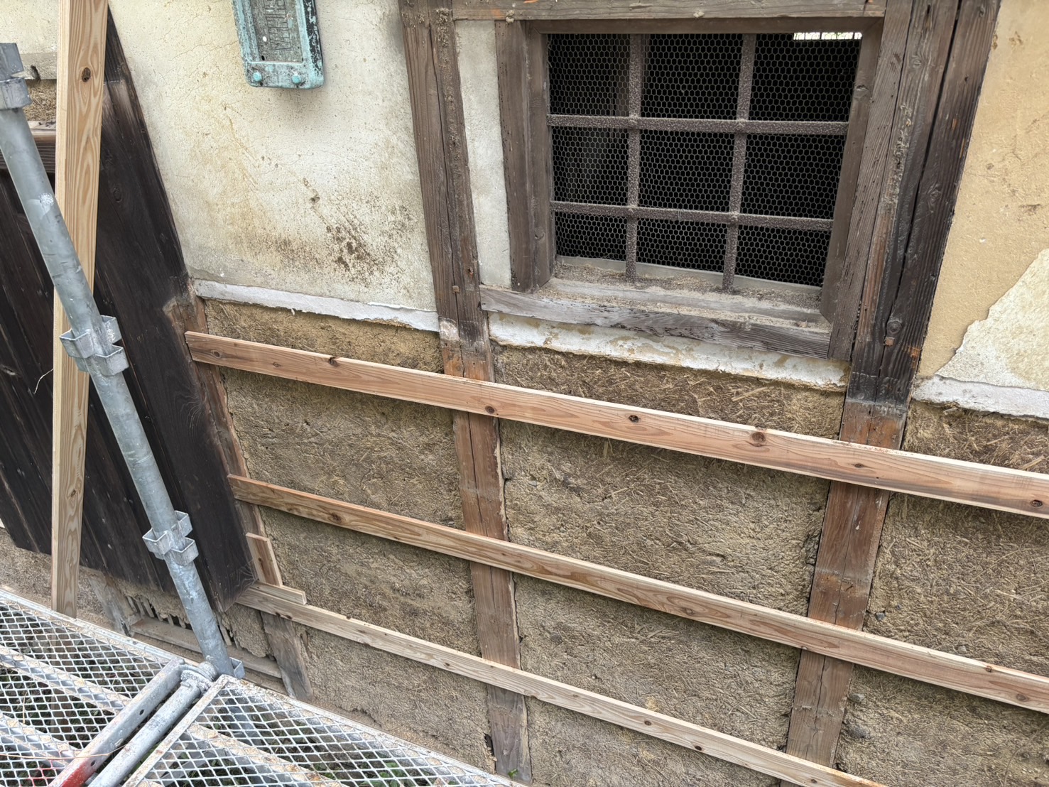 四日市市広末町の古い日本家屋、裏側の外壁に角波板金を張るための貫板設置状況