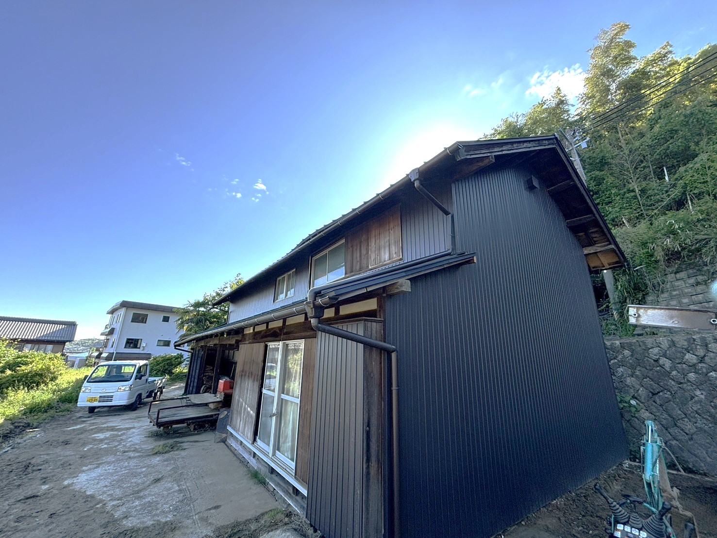 四日市市広末町の古い日本家屋、外壁角波板金張替え完成
