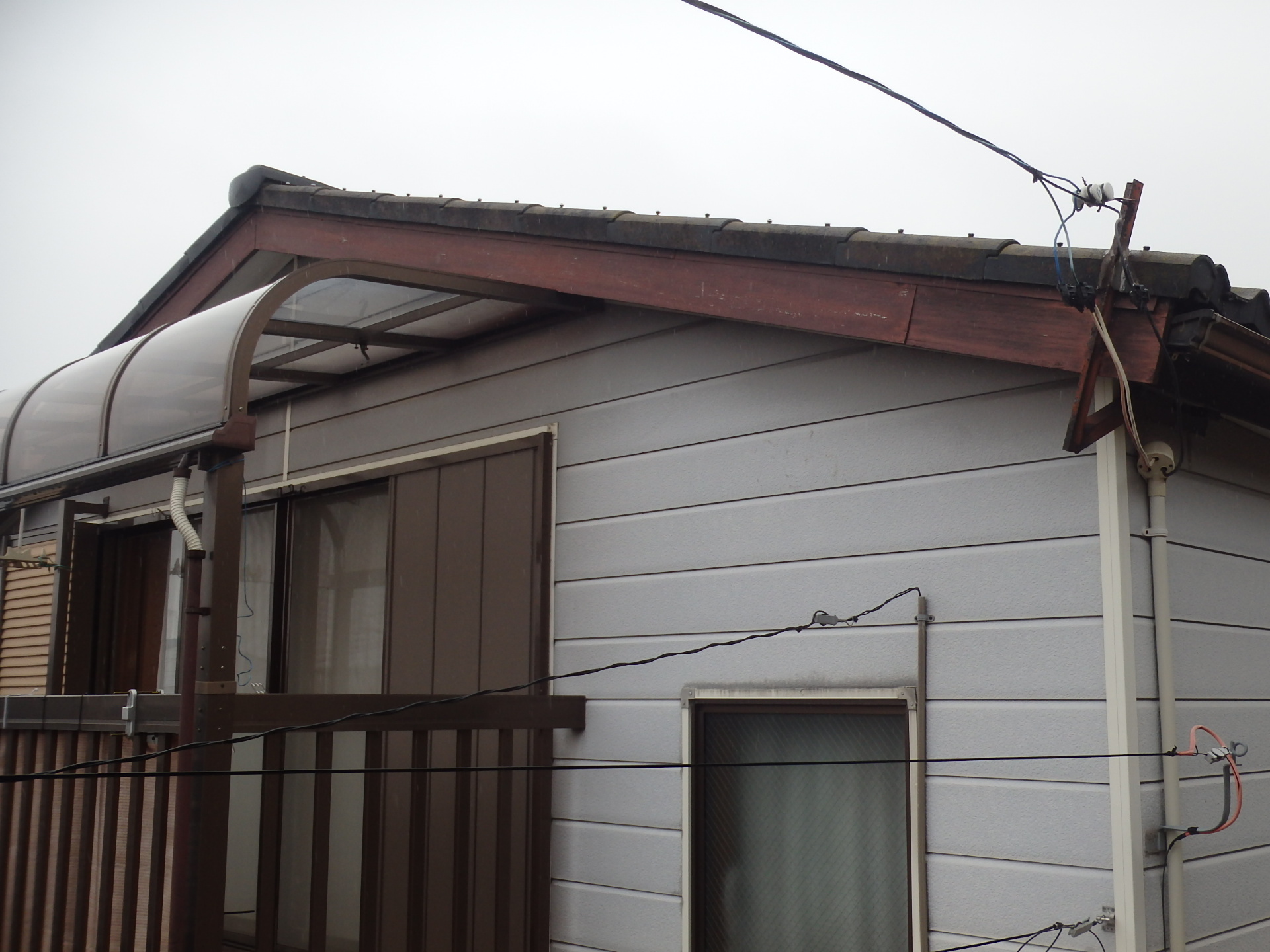 四日市市、ケラバの波型スレート屋根と破風板の状況