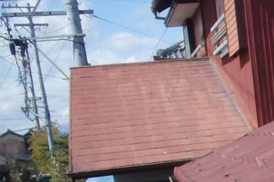 川越町の１階カラーベスト屋根、塗装不良で雨漏り