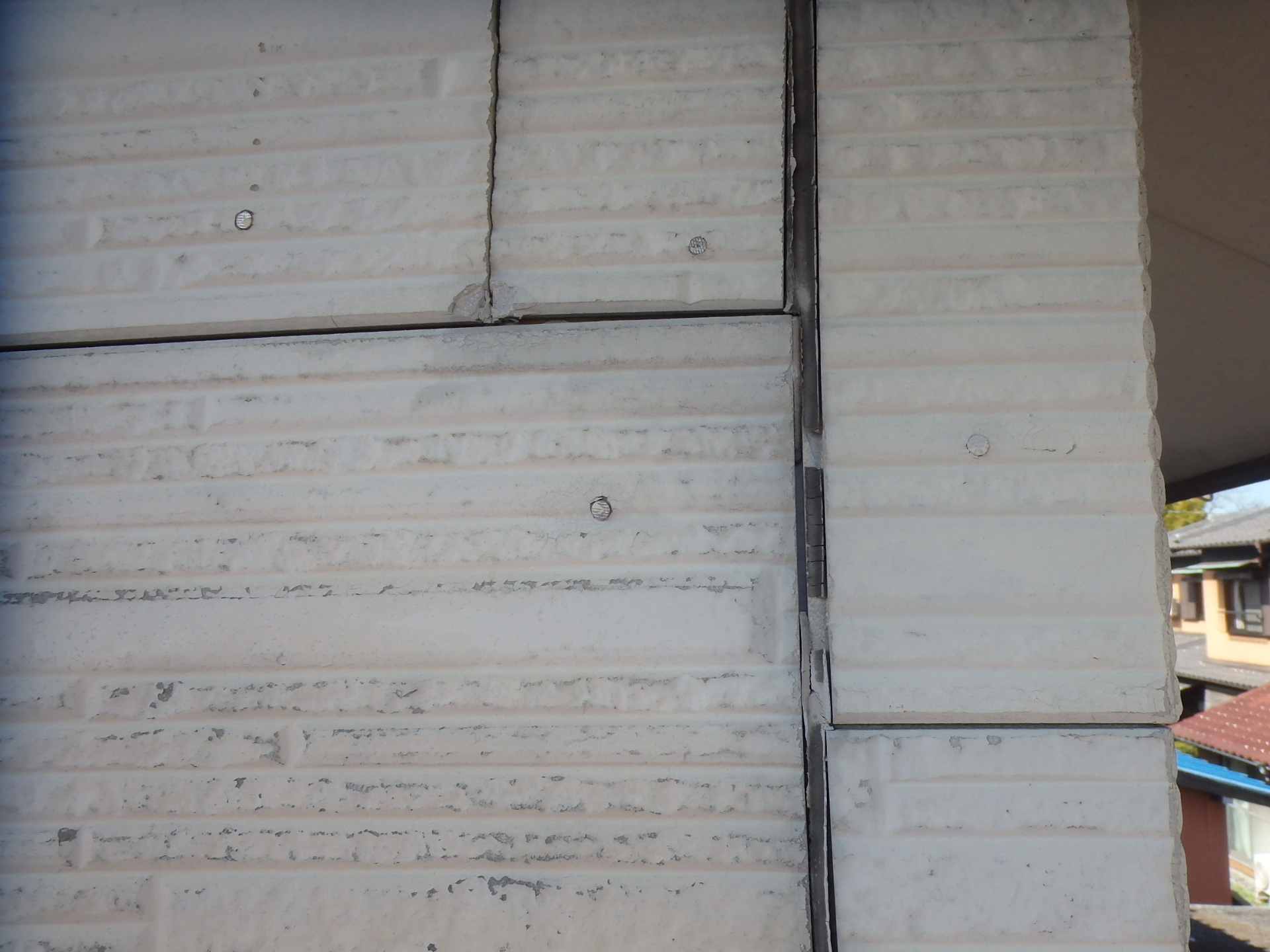 川越町の築60年のお宅、外壁サイディングボードのシミカビが発生している状況２