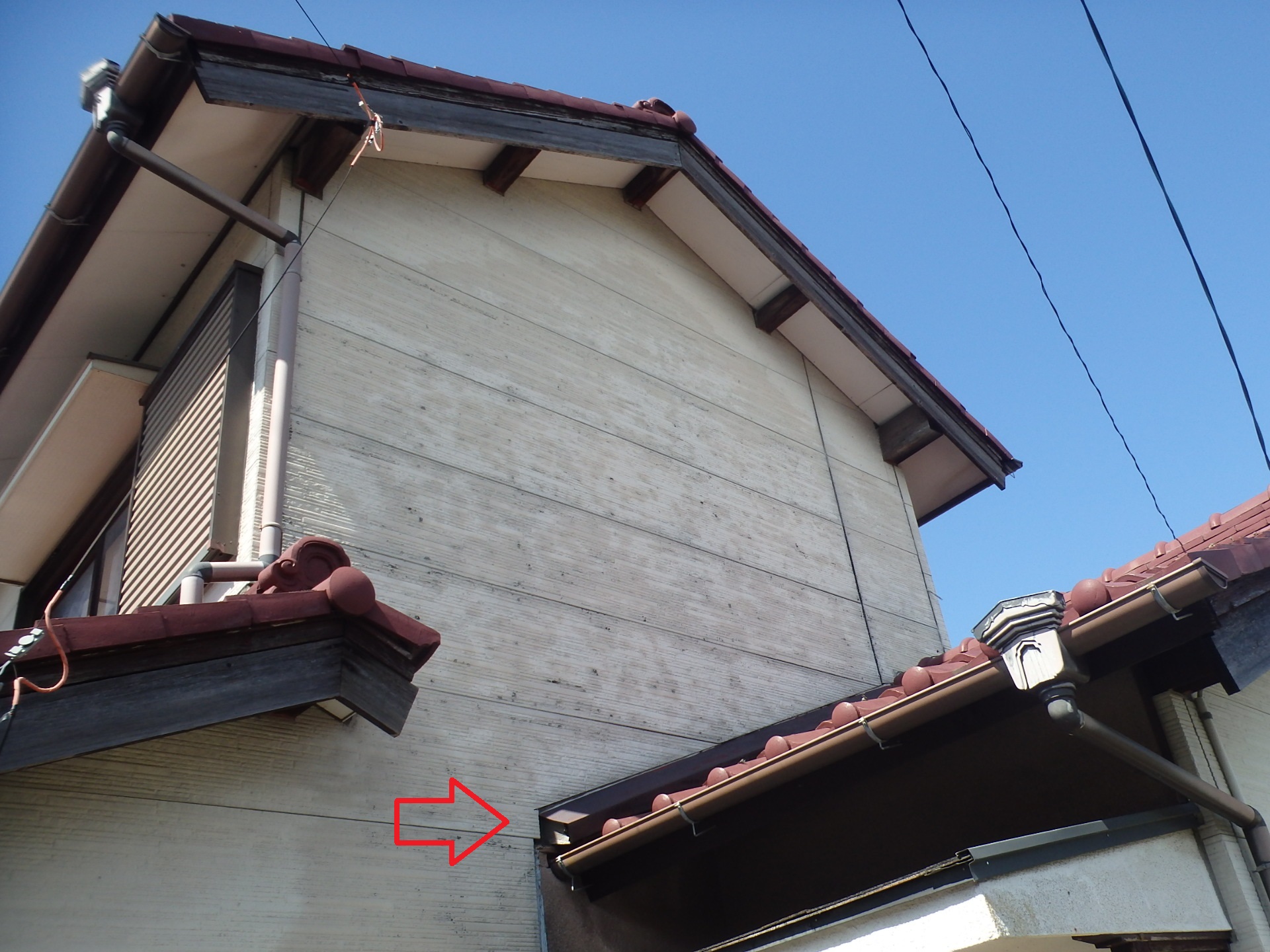 川越町の築60年のお宅、外壁サイディングボードのシミカビが発生している状況