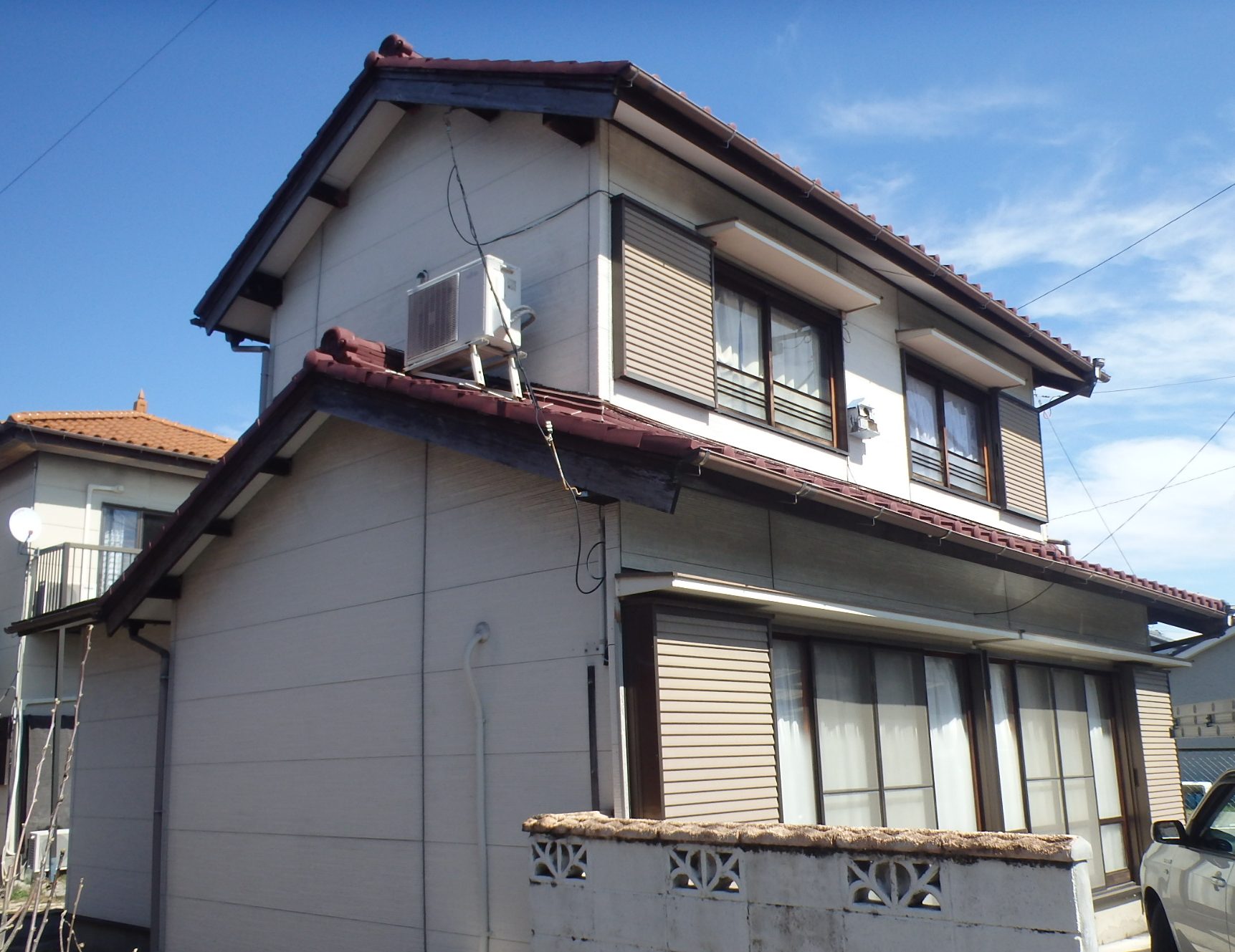 川越町にて築60年のお宅で瓦屋根と外壁の住宅無料点検に伺いました