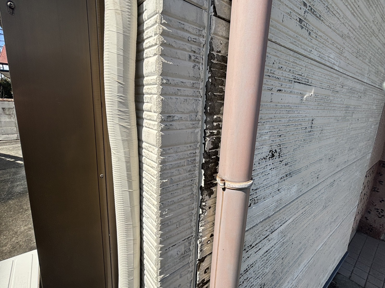 川越町の築60年のお宅、外壁サイディングボードの目地シーリング劣化状況
