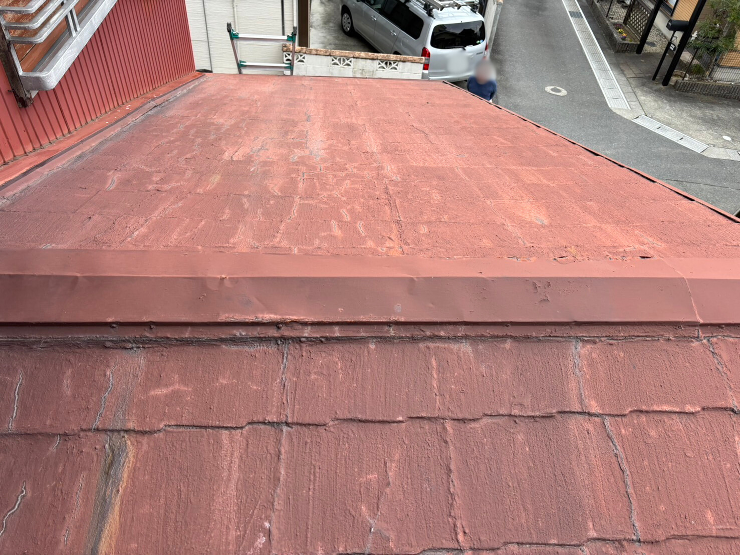 川越町の１階カラーベスト屋根、屋根塗装不良状況屋根材の隙間が無い状態
