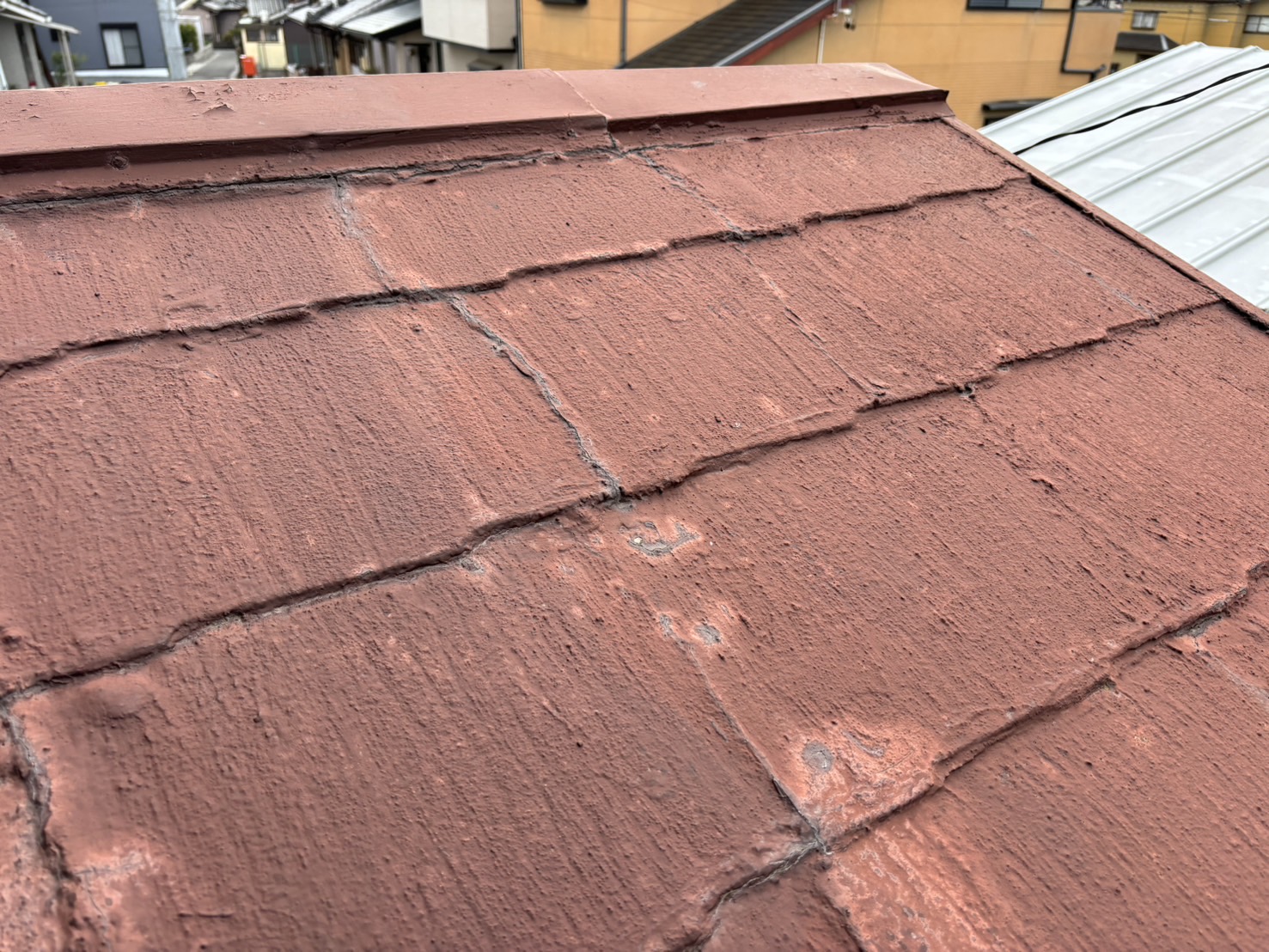 川越町のカラーベスト屋根、屋根材の隙間を無くした塗装不良状態