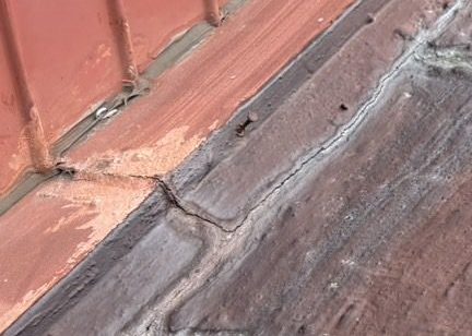 川越町のカラーベスト屋根、水切り板金の釘浮き劣化状態