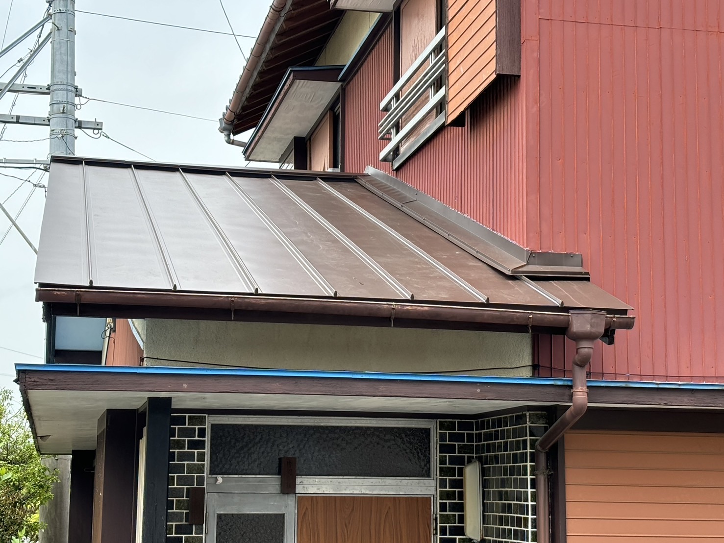 川越町の１階屋根カバー工法完成