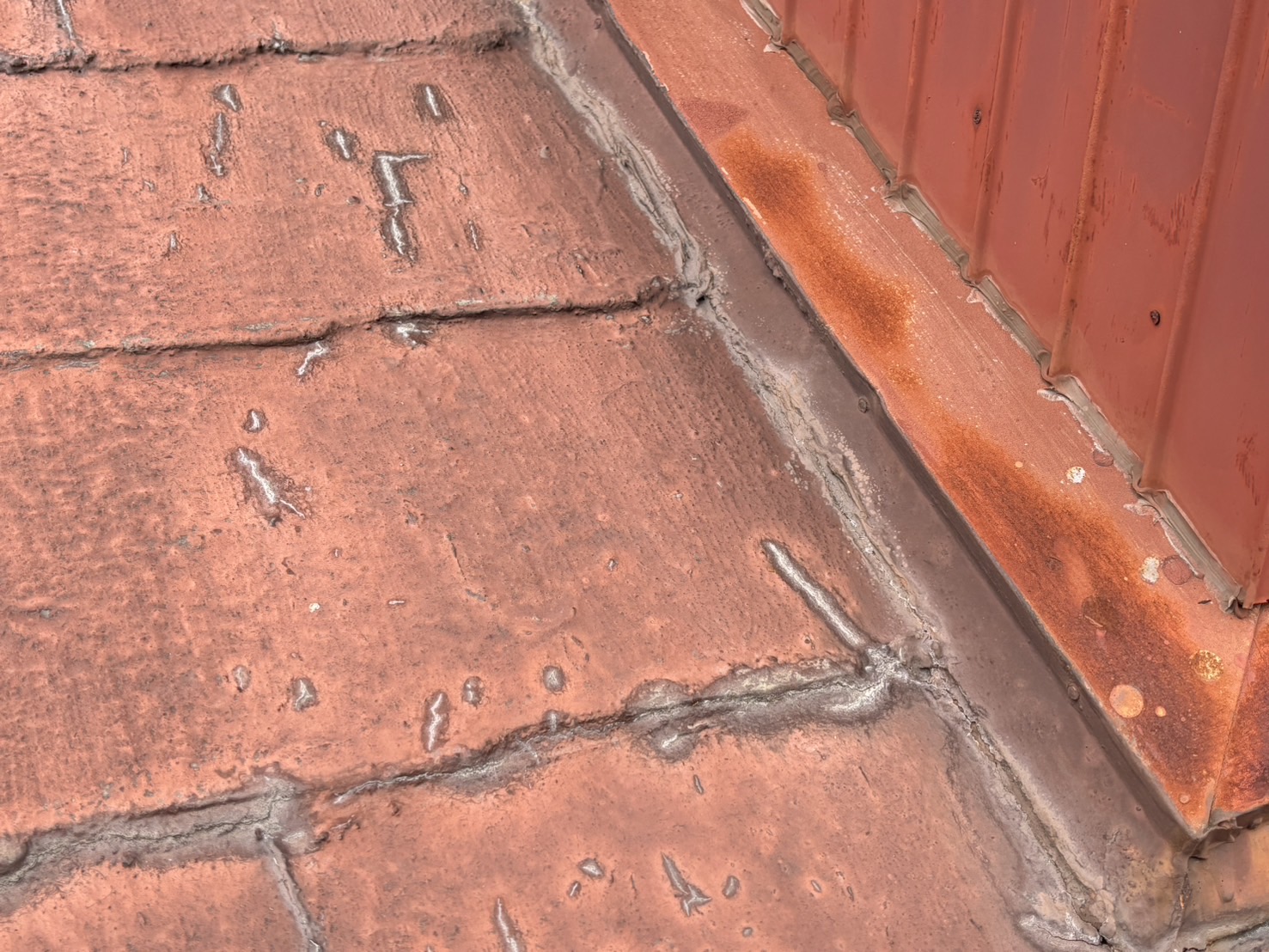 川越町のカラーベスト屋根、水切り板金の劣化状態