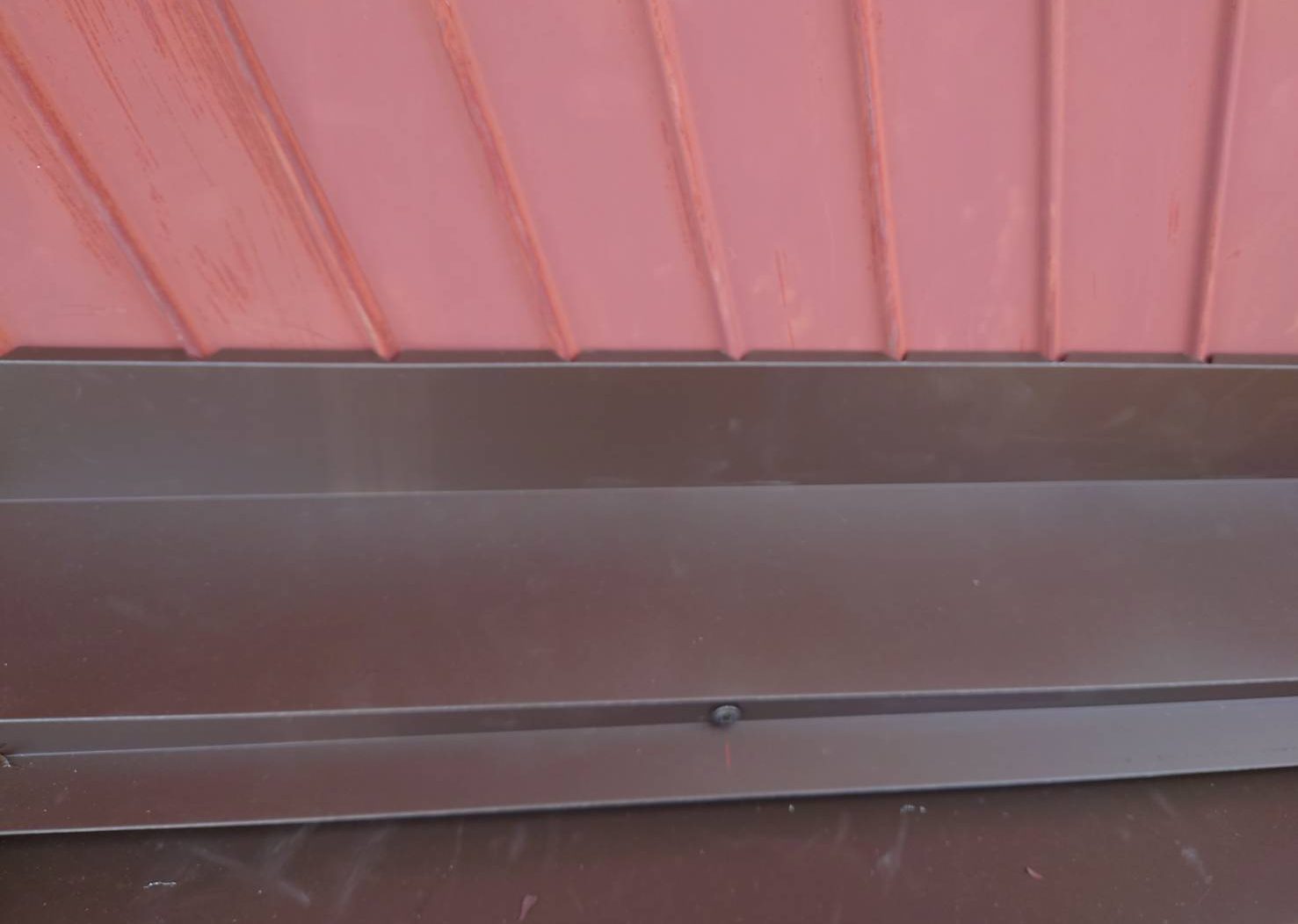 川越町のカラーベスト屋根カバー工法にて施工中、水切り板金の設置状況２