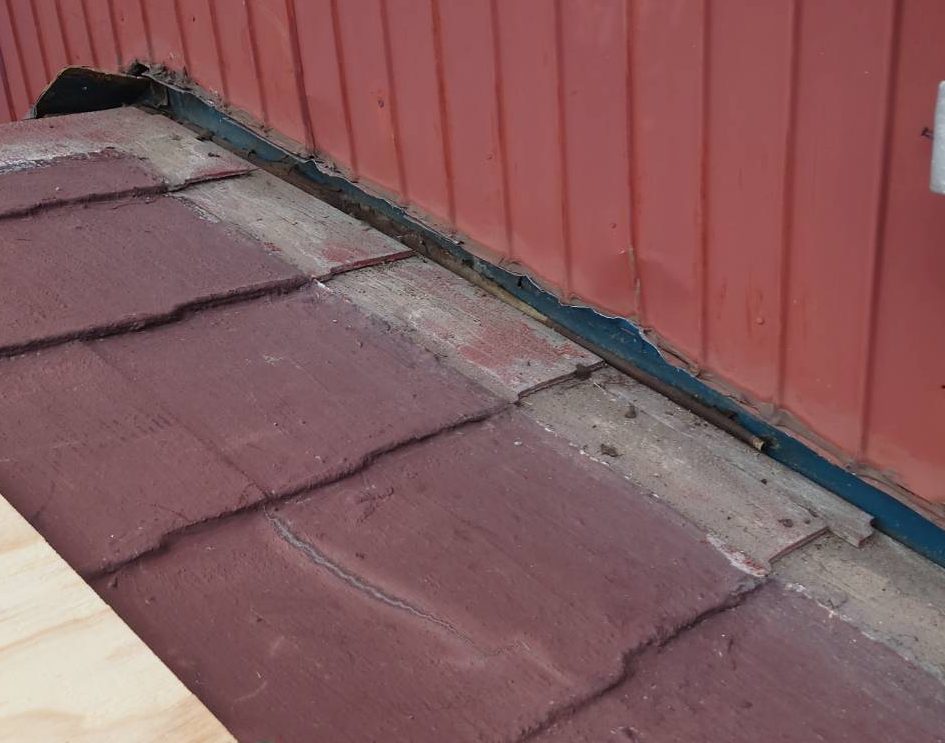 川越町のカラーベスト屋根カバー工法にて施工中、水切り板金撤去状況