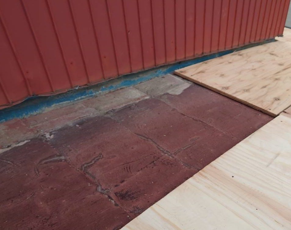 川越町のカラーベスト屋根カバー工法にて施工中、水切り板金撤去状況２