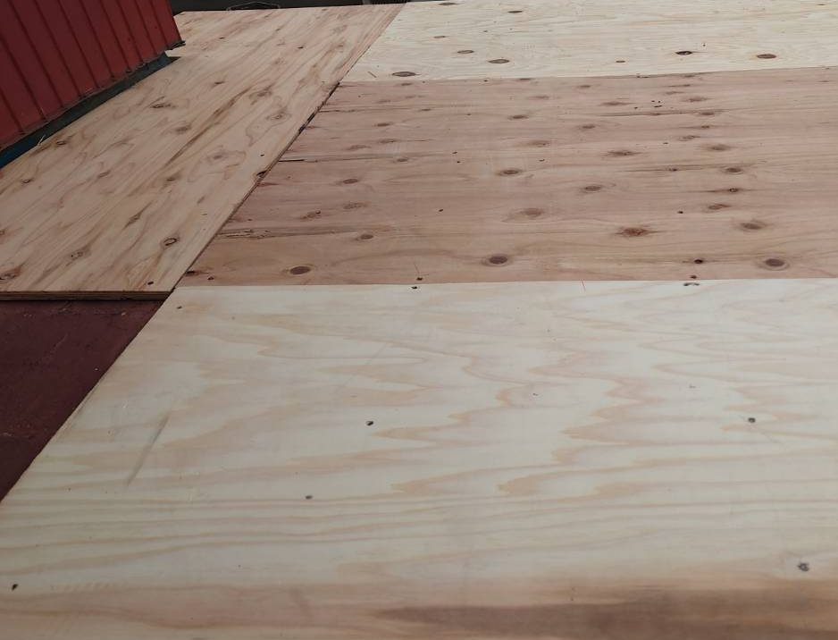 川越町のカラーベスト屋根カバー工法にて施工中野地板の敷設状況