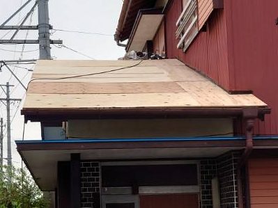 川越町のカラーベスト屋根カバー工法にて施工中、野地板の敷設完成！