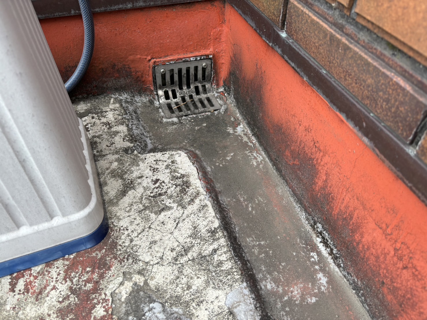 四日市市の屋上アスファルト防水劣化、排水口の状況