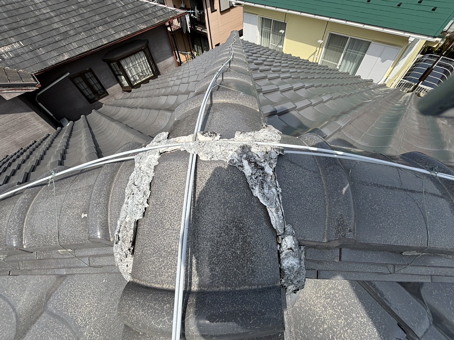 四日市市にて方形瓦屋根の登頂部、漆喰劣化状況