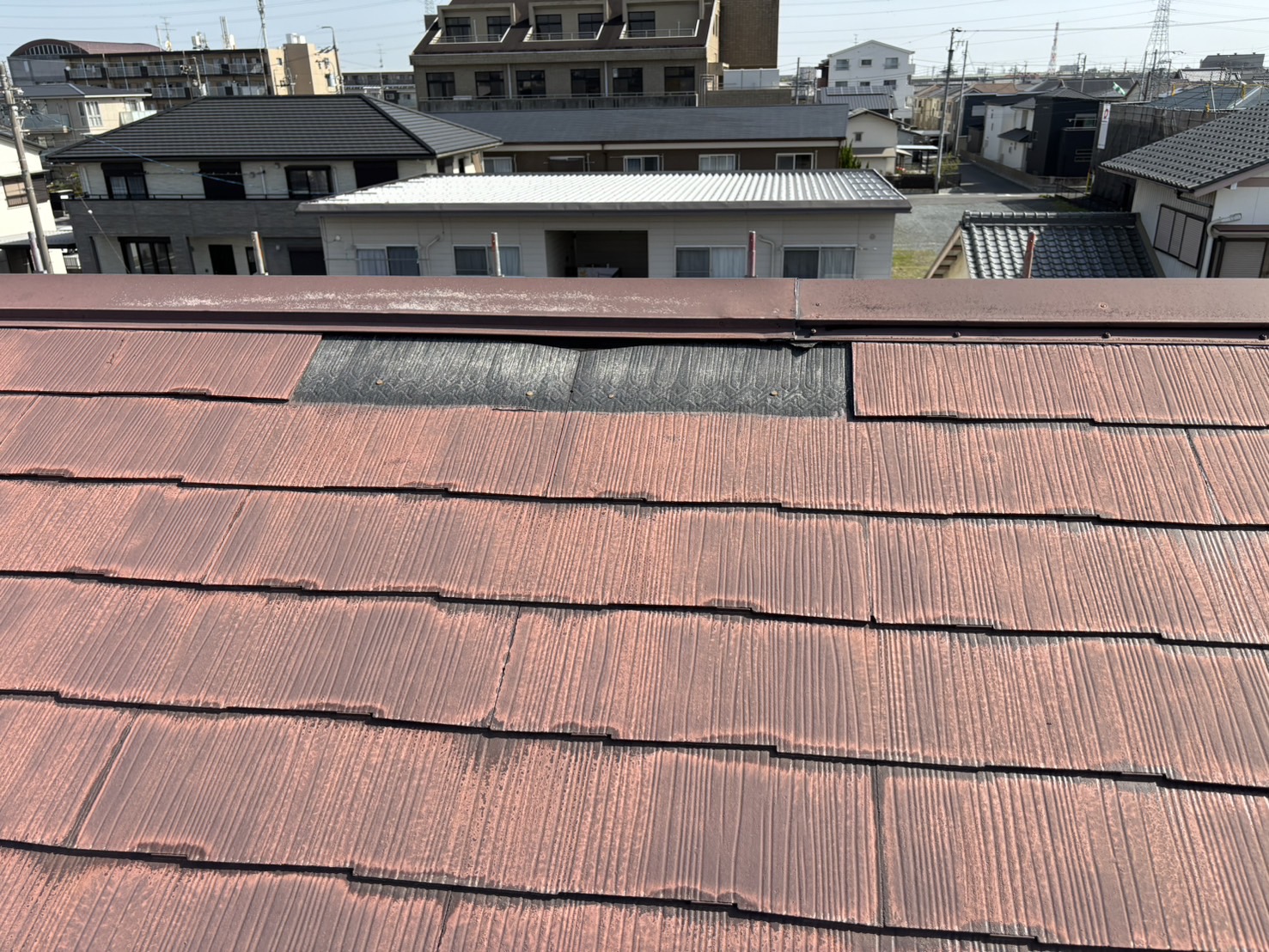 四日市市のアパート「ミサワホーム」のスレート屋根材ひび割れ状況四日市市のアパート「ミサワホーム」のスレート屋根材の劣化で一部剥がれた状態