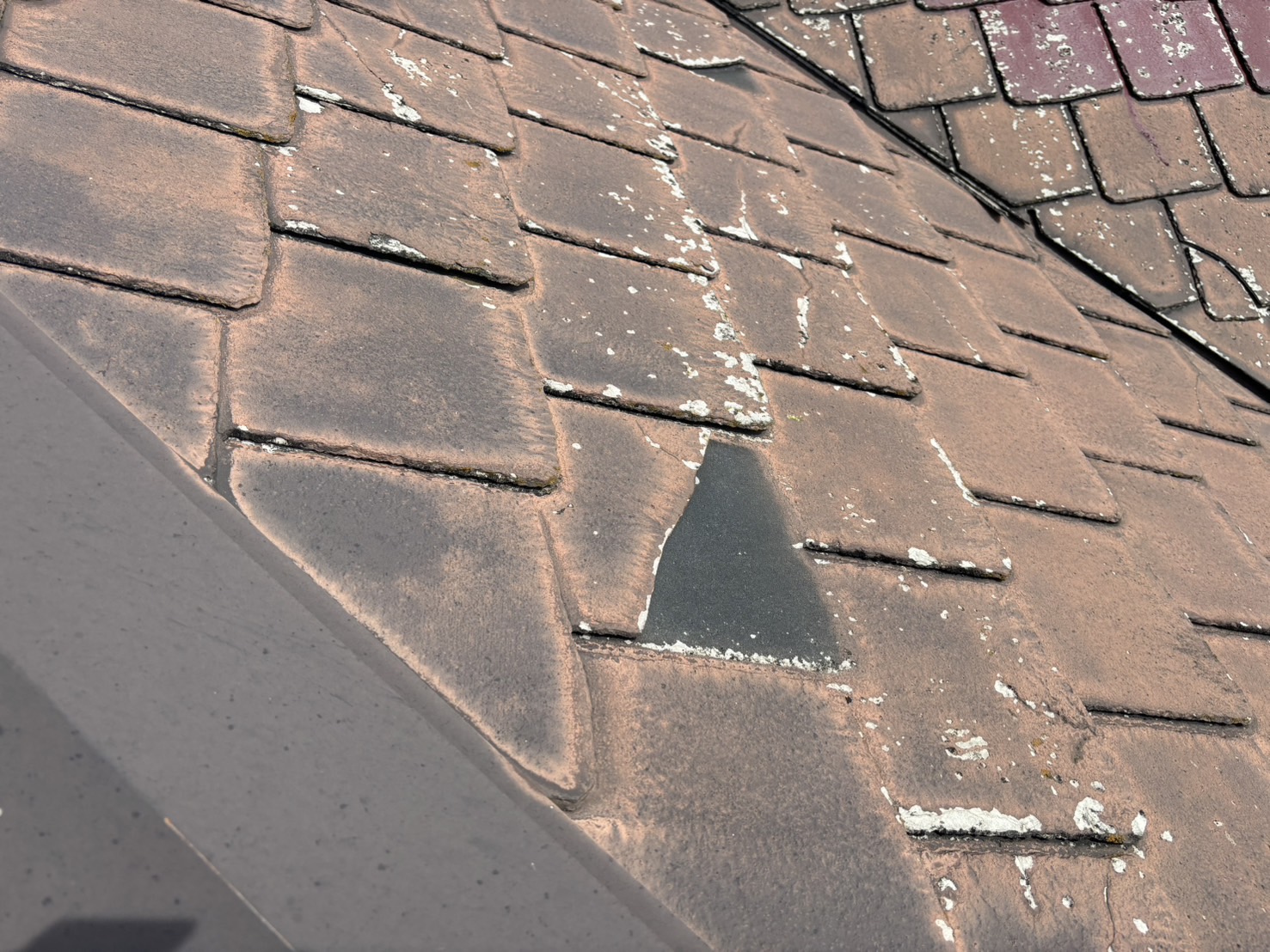 鈴鹿市のクボタアーバニーに似たスレート屋根材の劣化状況