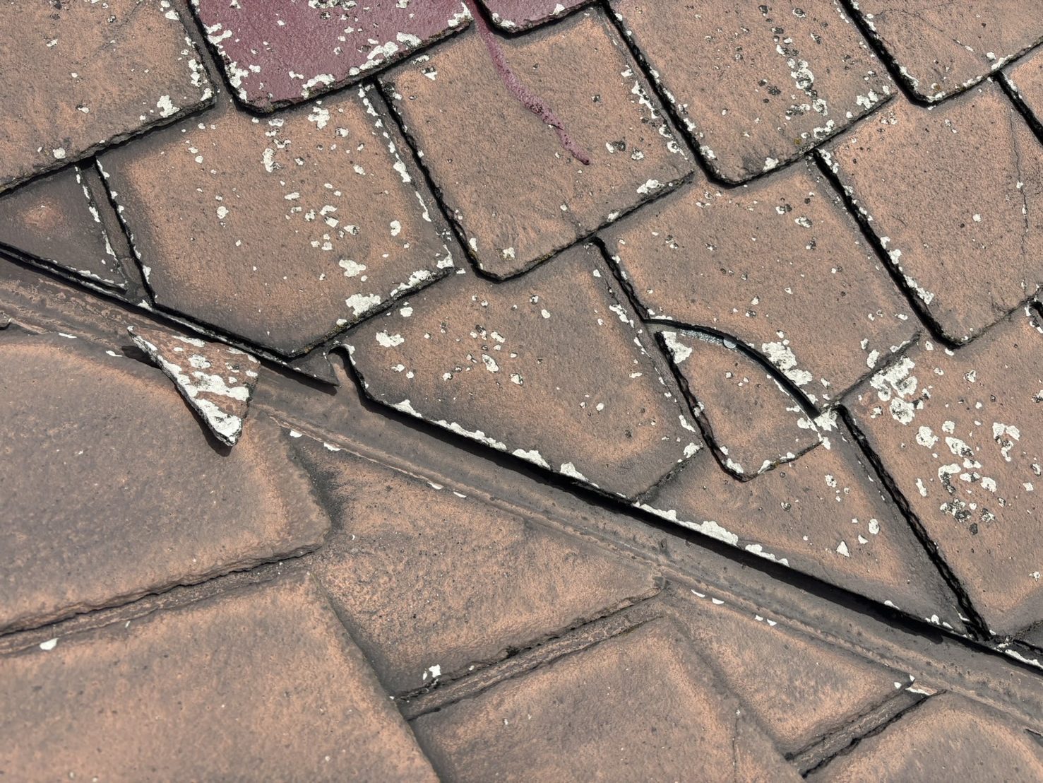 鈴鹿市のクボタアーバニーに似たスレート屋根材の割れカケの状態