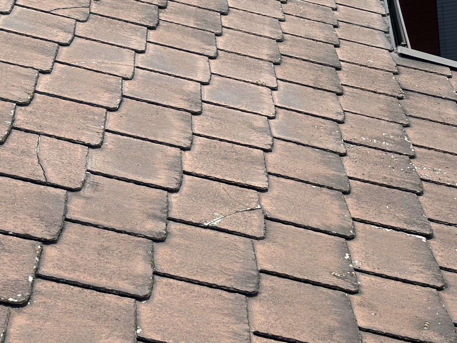 鈴鹿市のクボタアーバニーに似たスレート屋根材の劣化状況２