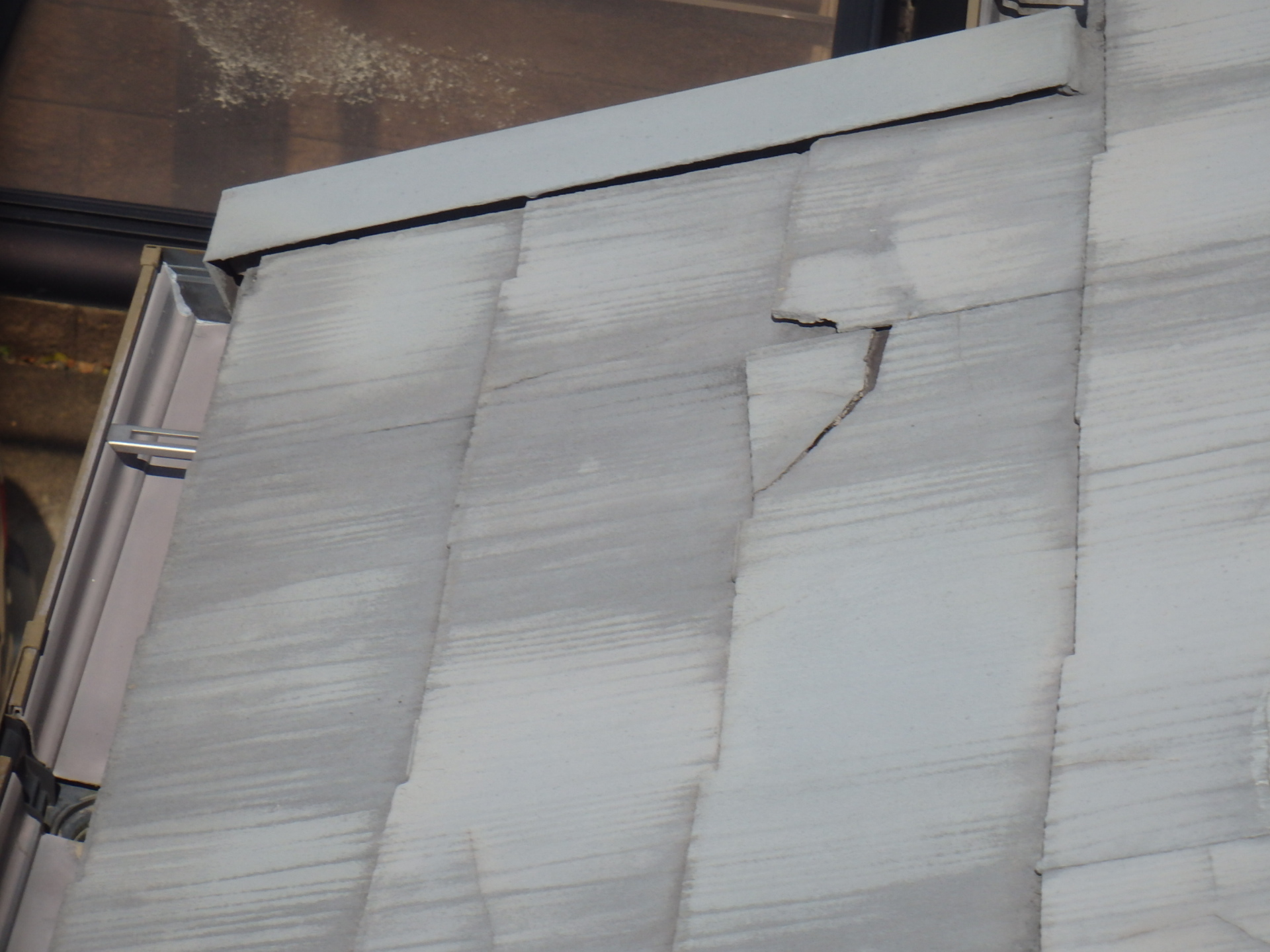 津市のカラーベスト屋根材の劣化で割れ欠けの症状拡大図