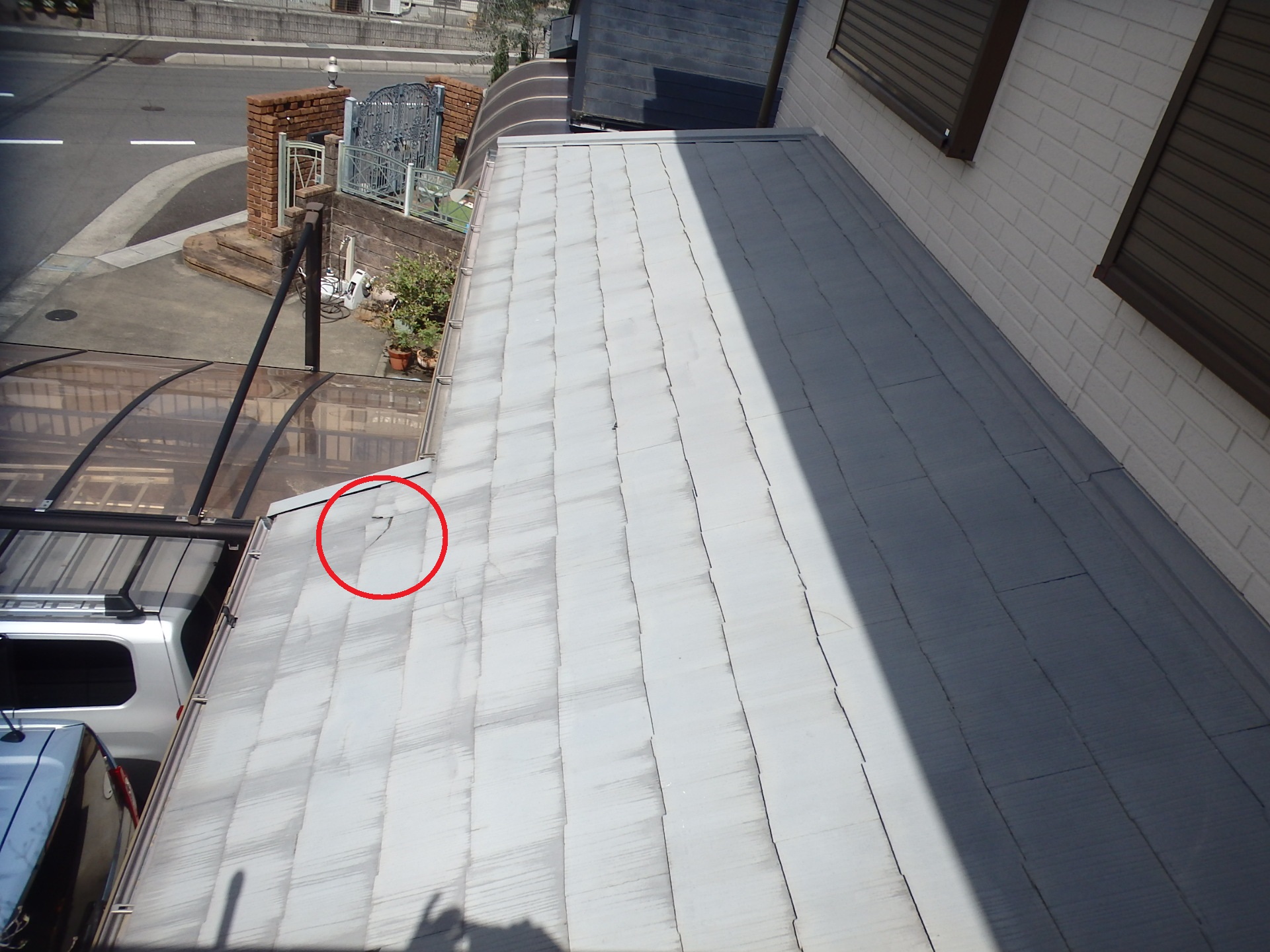 津市のカラーベスト屋根材の劣化で割れ欠けの症状