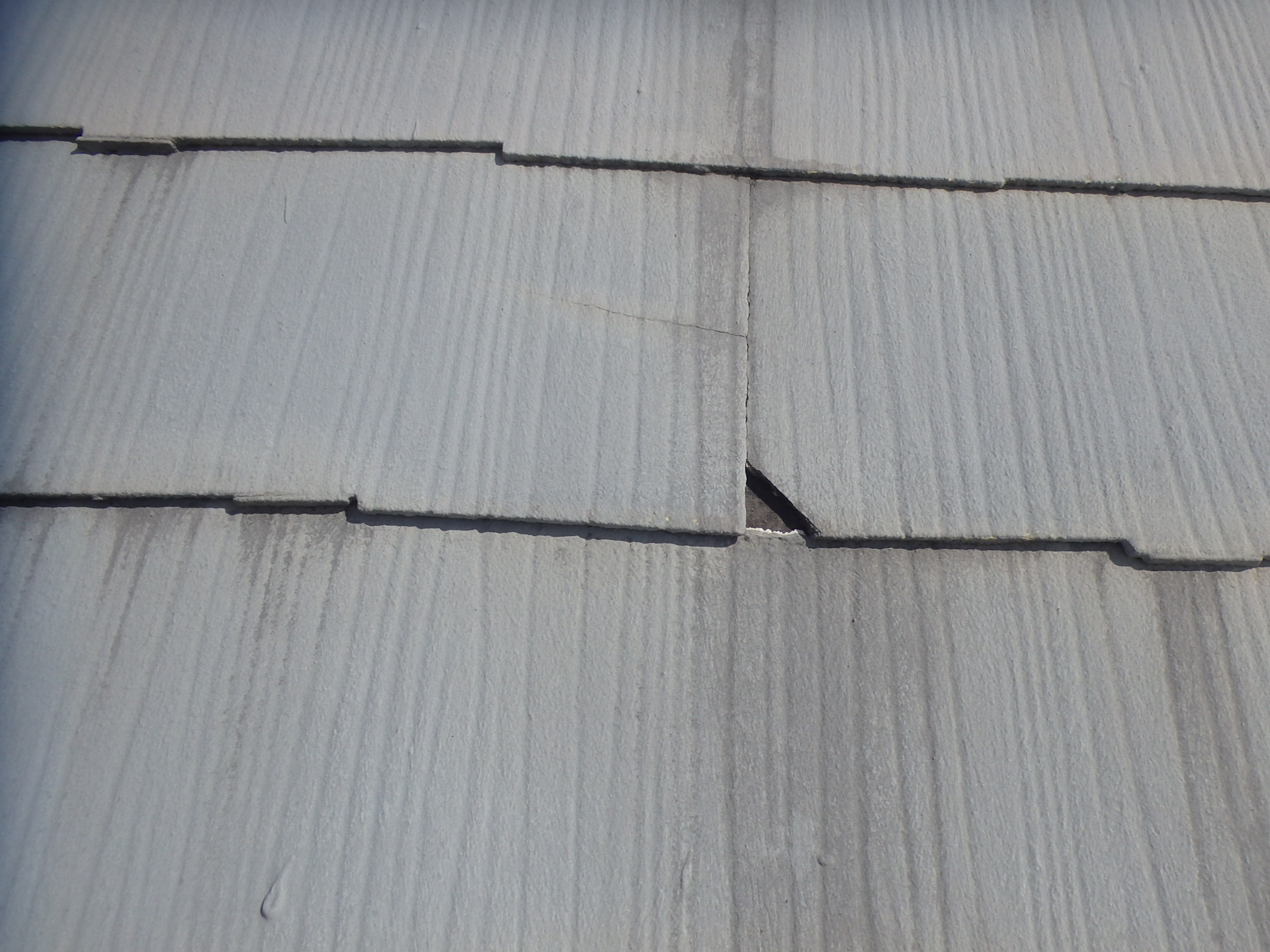 津市のお宅、2階屋根のカラーベスト屋根材の割れ欠け