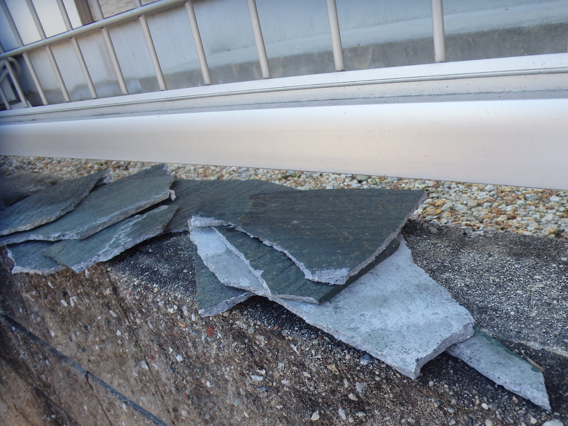 四日市の強風で飛ばされたスレート屋根材の破片