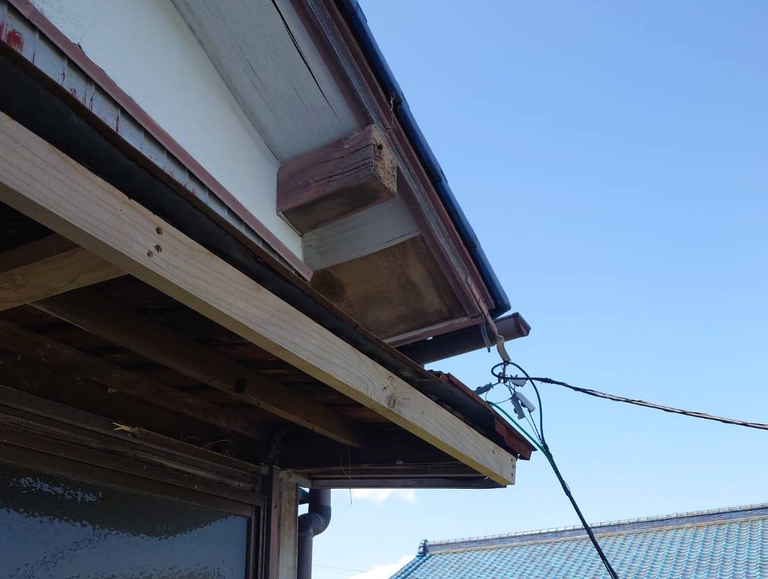 朝日町にて２階庇修繕工事、破風板と垂木交換