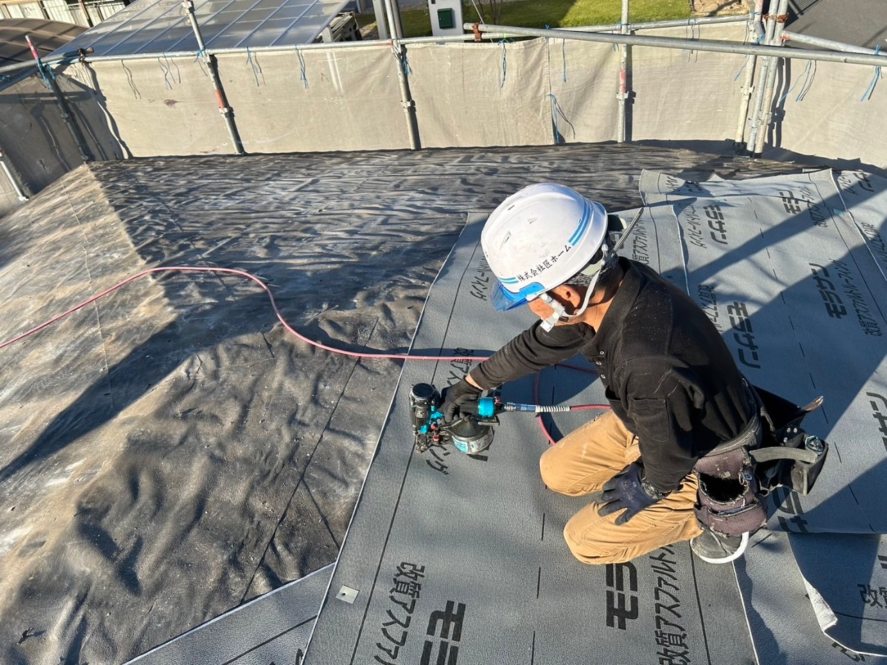 伊勢市の積水ハウスで、平屋のセキスイかわらUの屋根カバー工法工事、新しい防水紙「ルーフィングシート」を敷設している所