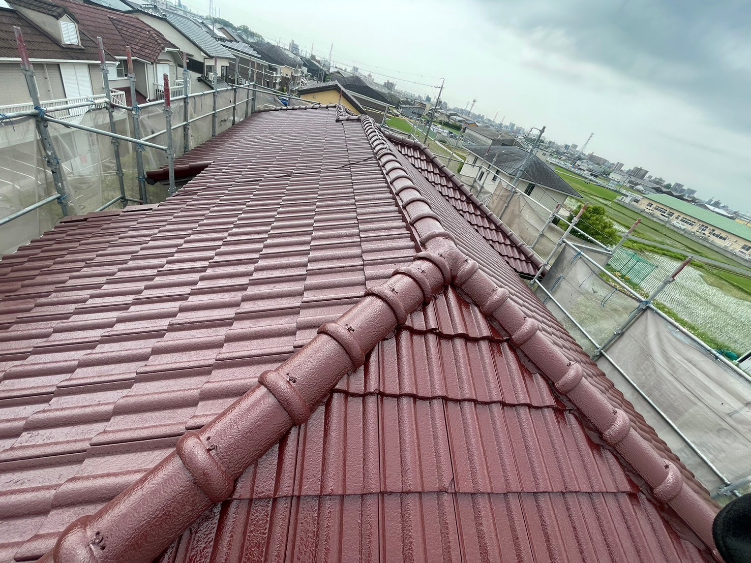四日市市の塗膜が剥げたモニエル瓦、屋根塗装工事の中塗り作業完成