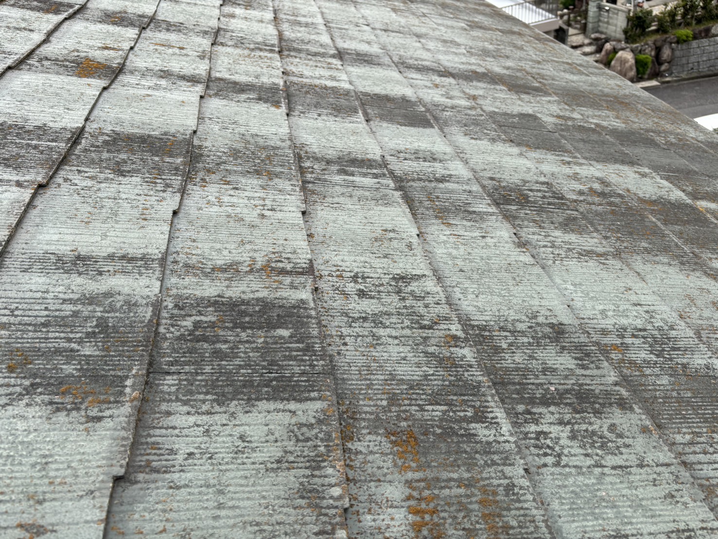 四日市市三滝台にてカラーベスト屋根材、黒カビとコケの発生状況