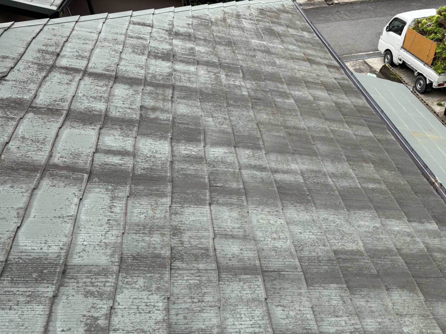 四日市市三滝台にてカラーベスト屋根、スレート屋根材にカビが生えた状態