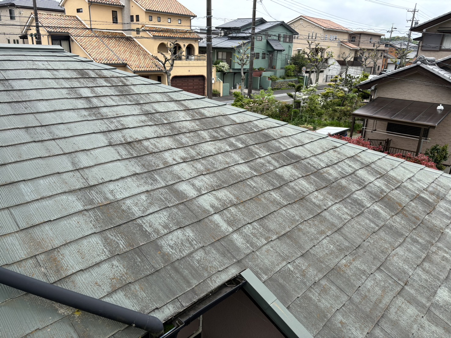四日市市三滝台にてカラーベスト屋根、スレート屋根材に水分を含んだ状態