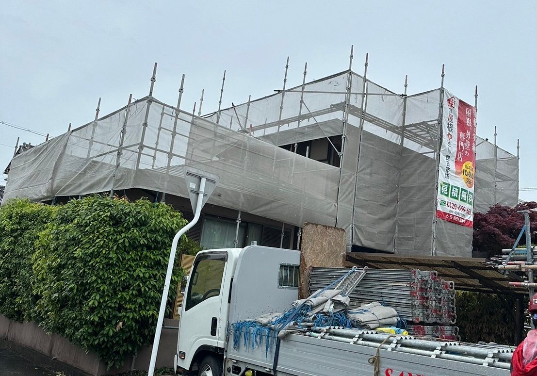 四日市三滝台カラーベストのお宅、屋根塗装で足場設置完了