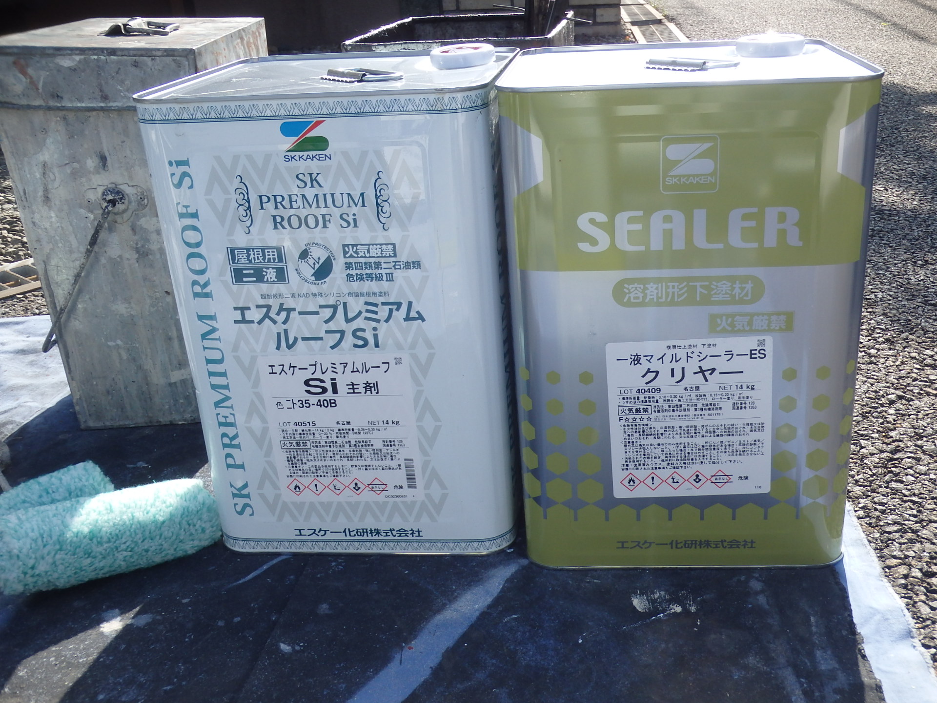 四日市三滝台カラーベストのお宅、屋根塗装で使用する塗料缶の写真