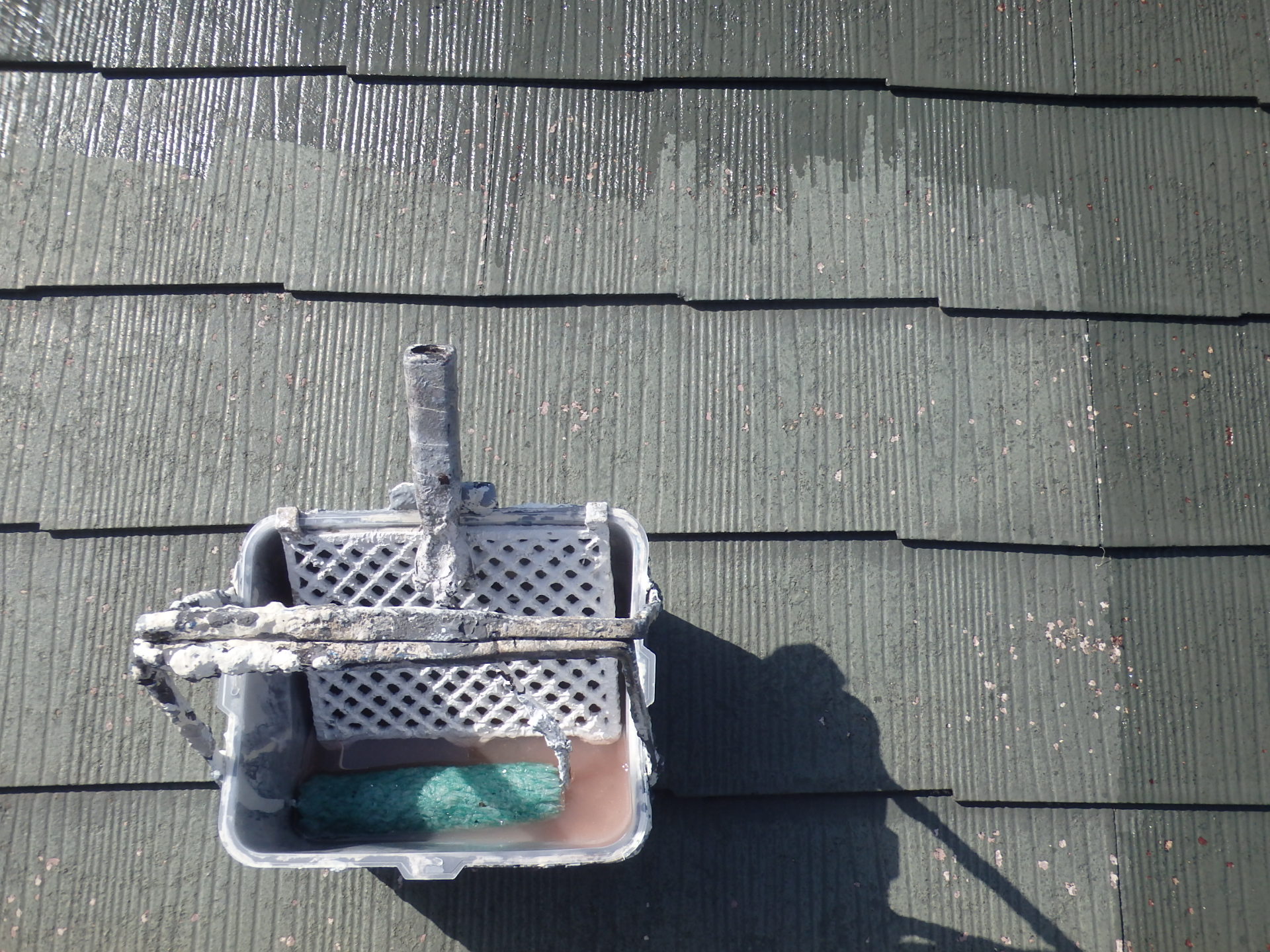 四日市市三滝台にてカラーベスト屋根塗装、下塗り塗料(クリアー)で塗装した所