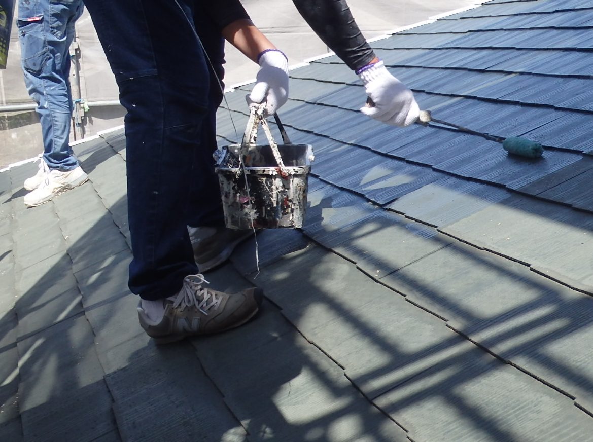 四日市市三滝台にてカラーベスト屋根塗装、下塗り作業風景