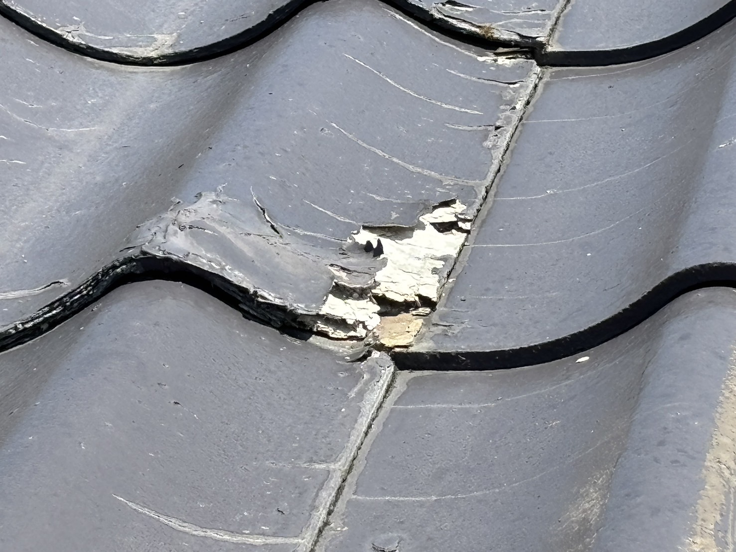 四日市のセキスイかわらUの塗膜が剥がれ屋根材自体が崩れている状況