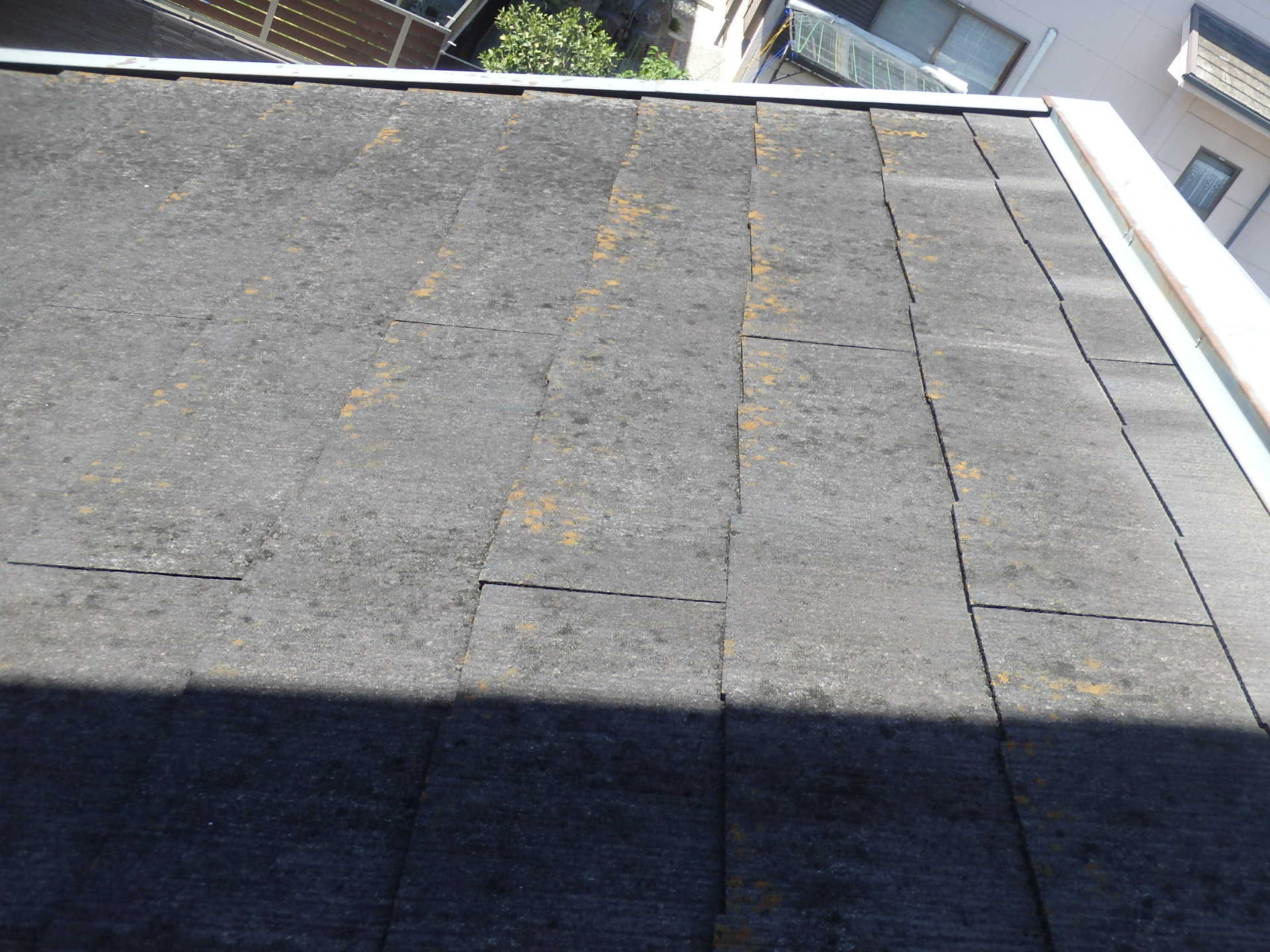 四日市市桜町にて、屋根材はスレート防水性を失っています