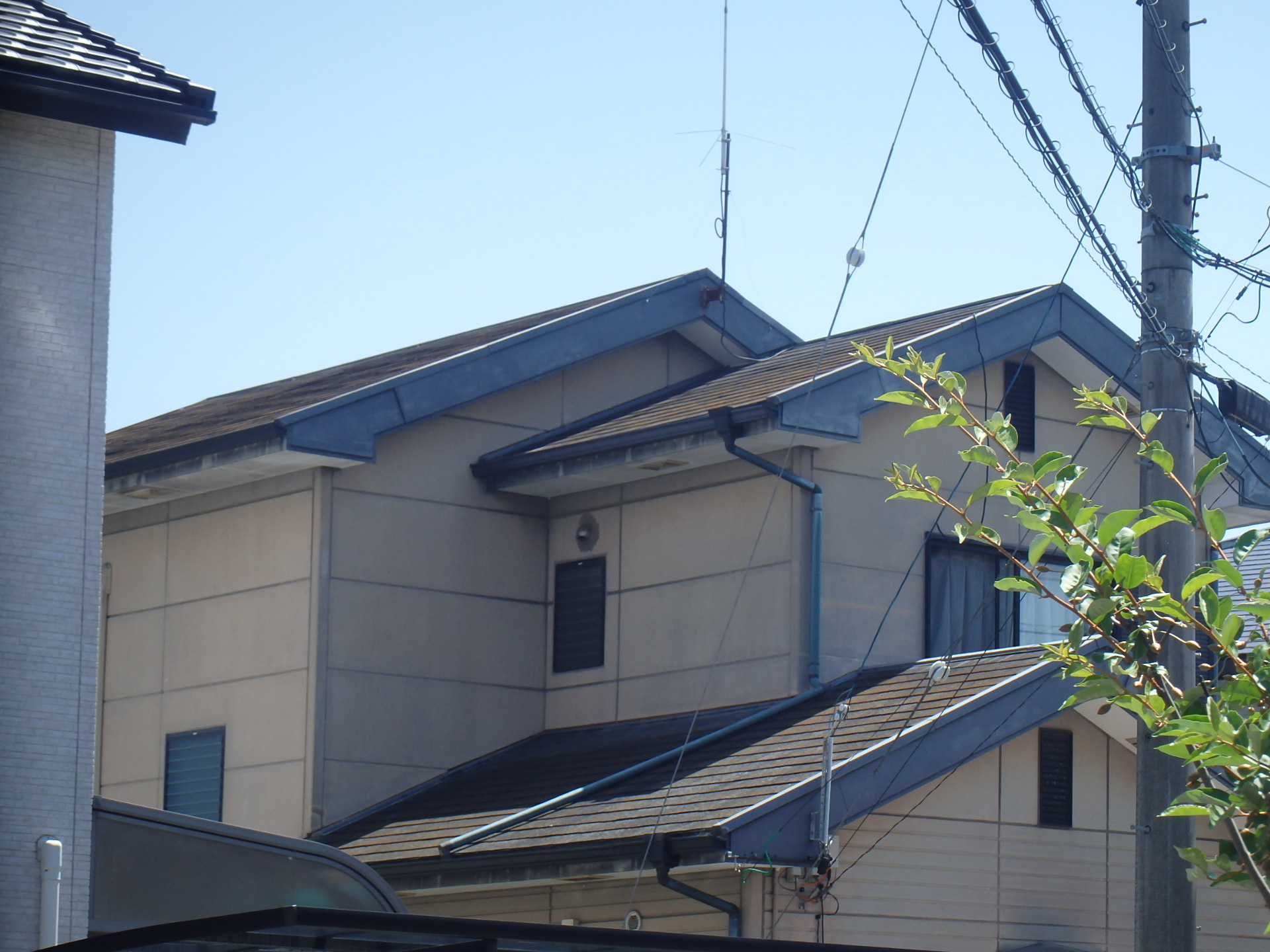 四日市市桜町にて、二階屋根の軒樋「横樋」は以前に交換