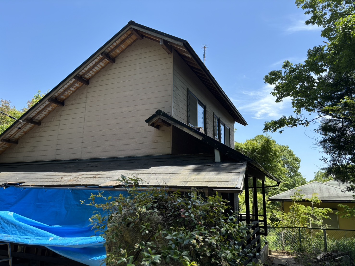 菰野町にて別荘を購入した方の屋根無料診断！塗膜が剥げ苔が生えたスレート屋根材