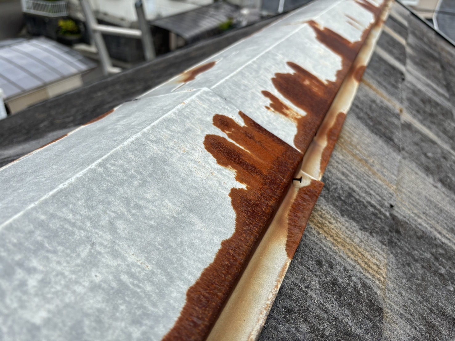 四日市市伊坂台にて黒カビとコケで劣化したコロニアル屋根材と錆びた棟板金