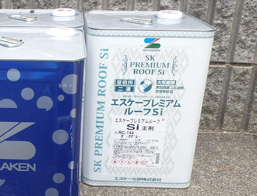 四日市市伊坂台にてコロニアル屋根の塗装工事、本塗料エスケー化研の「エスケープレミアムルーフSi」の紹介