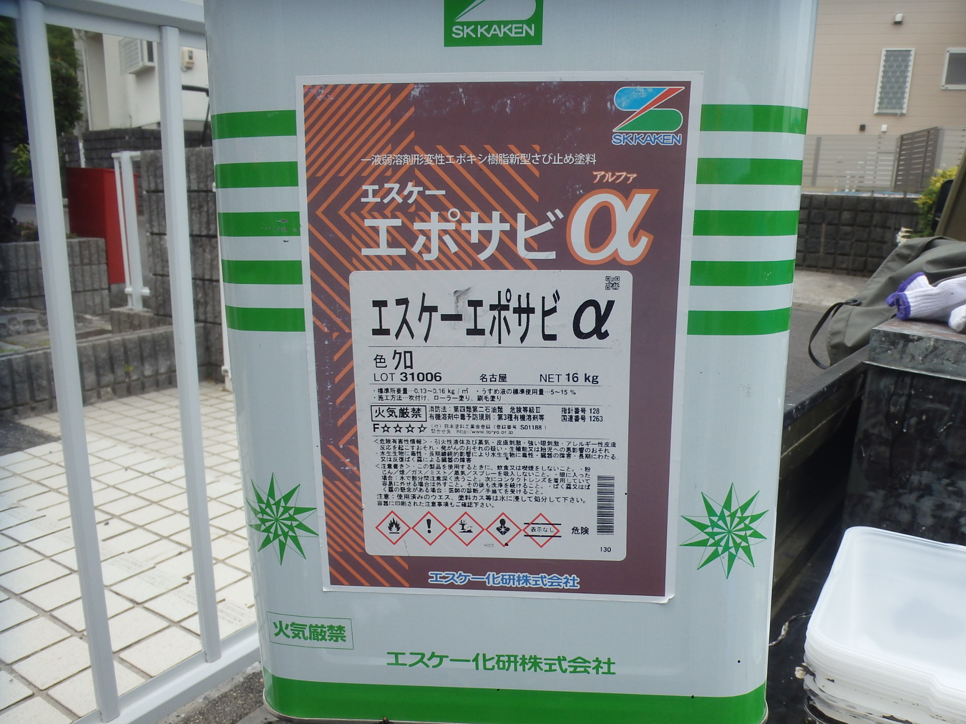 四日市市伊坂台にてコロニアル屋根の塗装工事、棟板金の下塗り錆止め材「エスケーエポサビα」